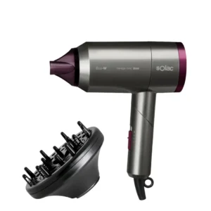 Imagen frontal del secador de viaje Solac SV-7015 Hair&Go Ionic, con potencia profesional, función iónica y diseño compacto, ideal para llevarlo de viaje y conseguir un secado rápido y eficaz, disponible en Electrocash.