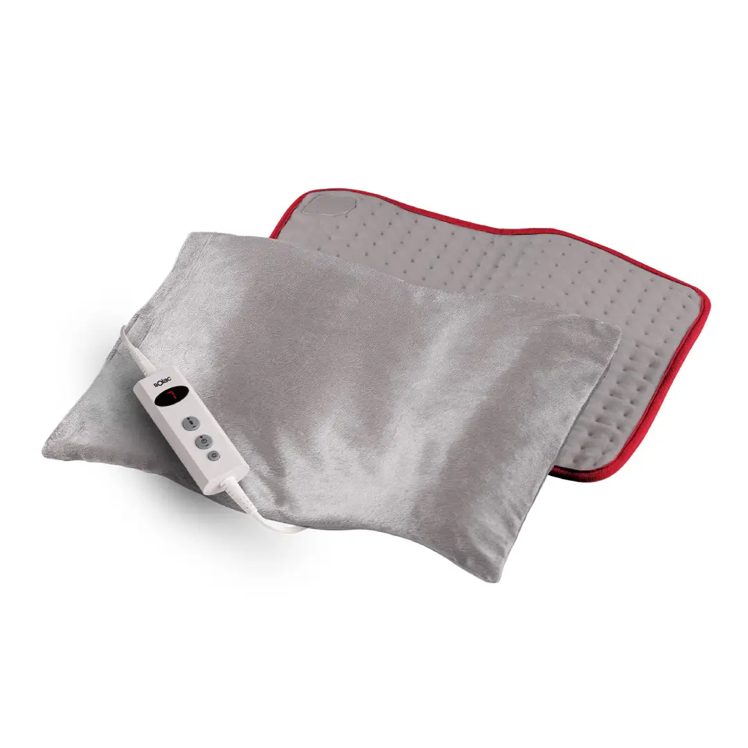 Imagen frontal de la almohadilla térmica Solac Bremen Soft+ CT-8703 de 100W y tamaño 48x34 cm, con tejido suave, control de temperatura y sistema de seguridad, ideal para aliviar dolores musculares y proporcionar calor rápido y uniforme, disponible en Electrocash.
