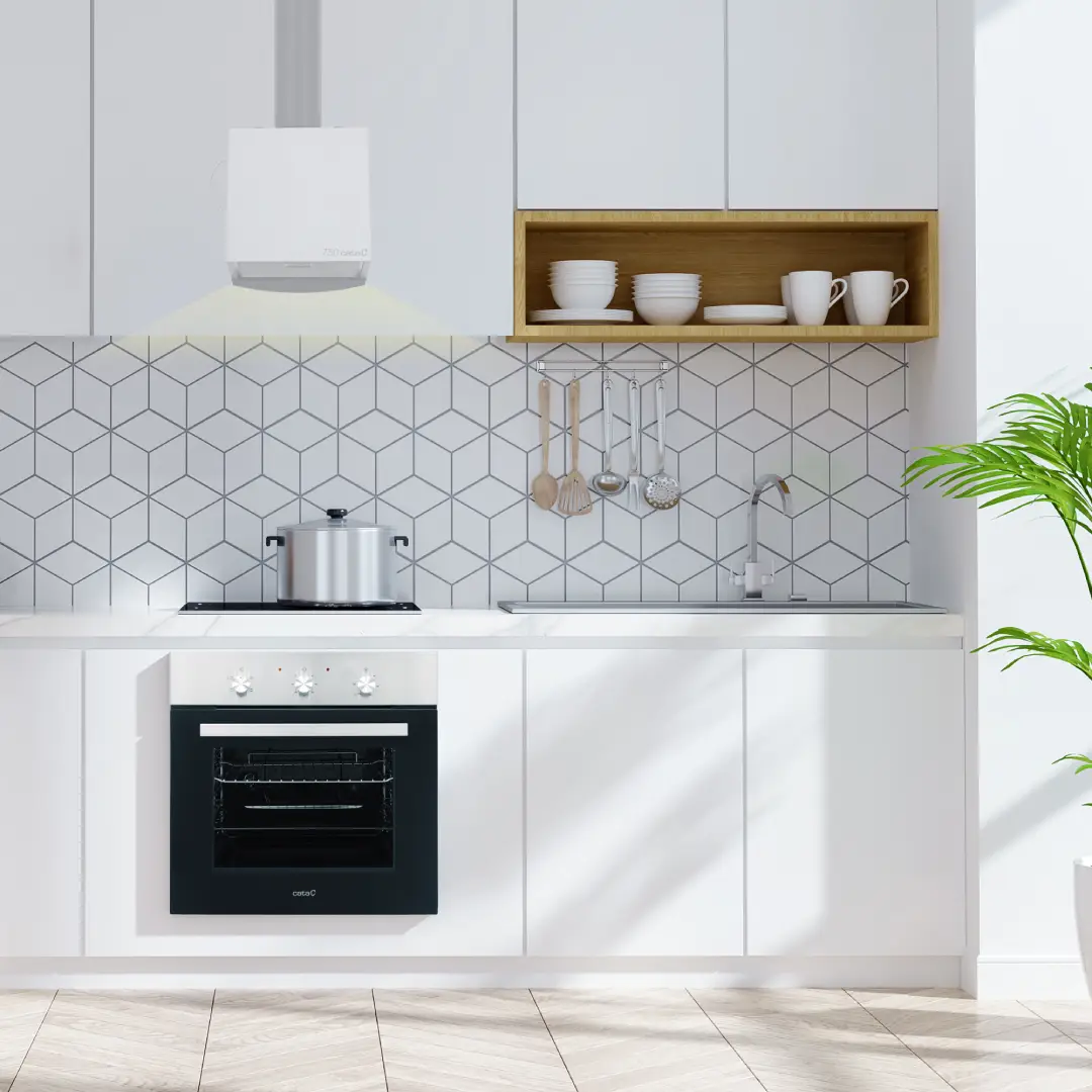 Extractor Cata 750 L instalado sobre encimera en cocina moderna, mostrando su diseño funcional y elegante mientras elimina humos y olores de forma eficiente — disponible en Electrocash.