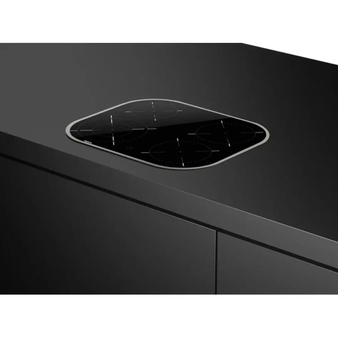 Placa Teka TCC-6400PLV de 60 cm instalada sobre encimera de cocina moderna, mostrando su diseño elegante y versatilidad para todo tipo de ollas y sartenes — disponible en Electrocash.