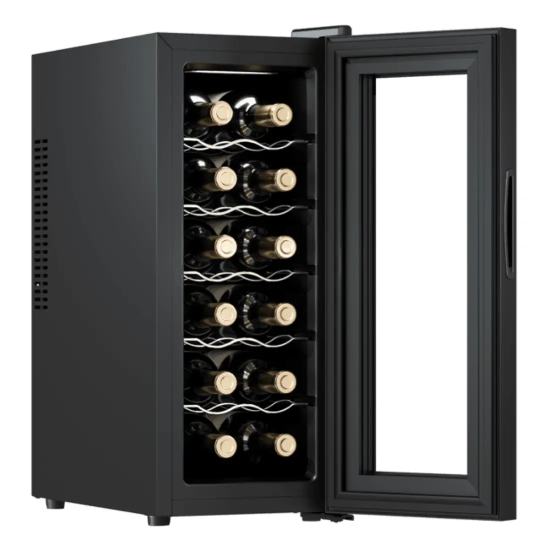 Interior de la vinoteca Cecotec GrandSommelier 1250, mostrando las baldas cromadas extraíbles, capacidad para 12 botellas, iluminación LED suave y sistema termoeléctrico sin vibraciones para conservar el vino en condiciones óptimas – disponible en Electrocash.