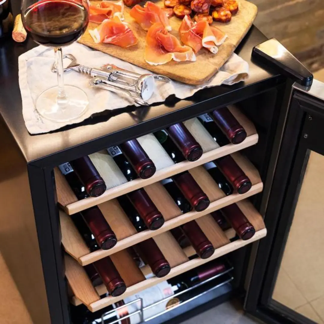 Vinoteca Cecotec GrandSommelier 2050 abierta, mostrando su interior con baldas de madera, capacidad para 20 botellas, iluminación LED interior y panel táctil digital para ajustar la temperatura con precisión – imagen de muestra en Electrocash.