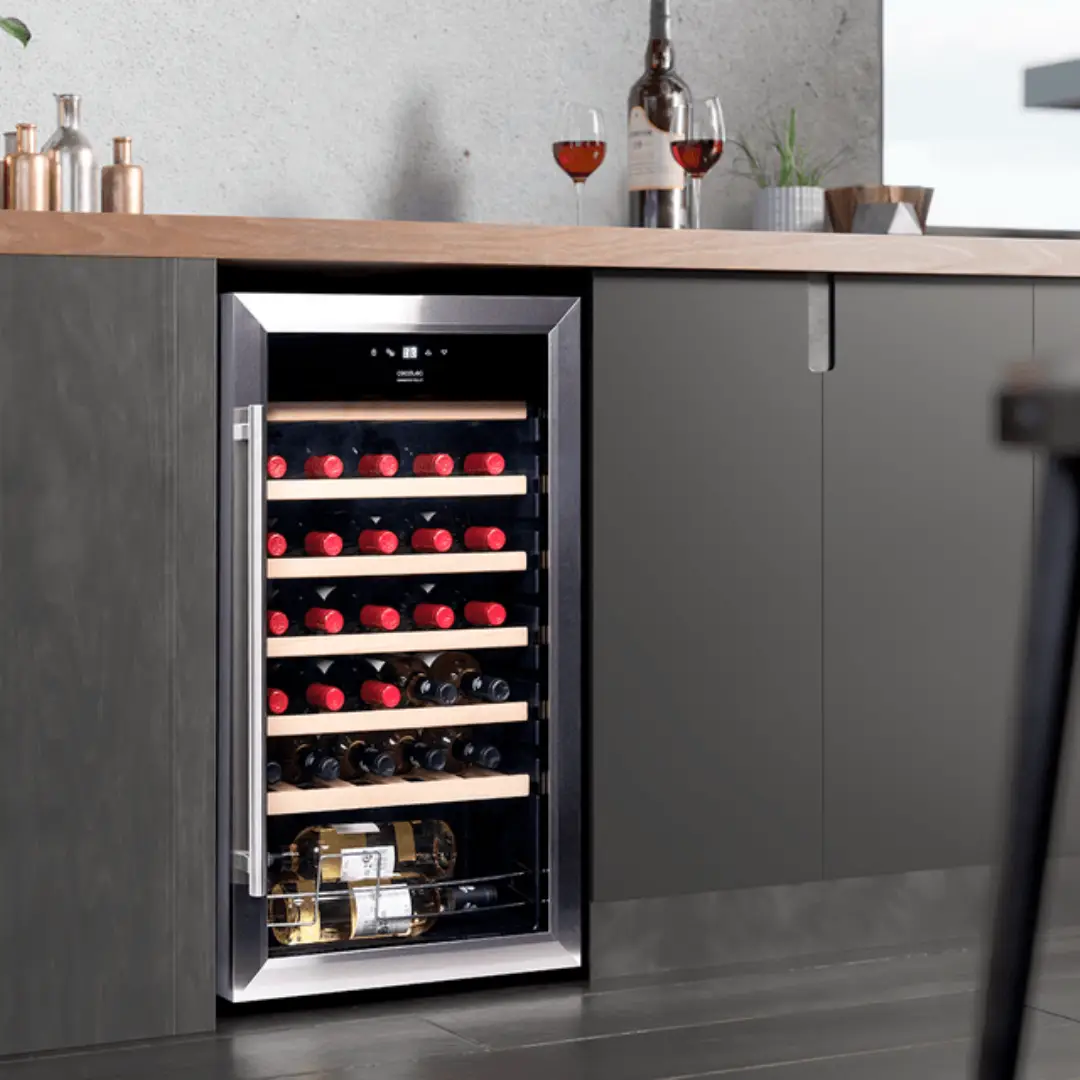 Vinoteca Cecotec GrandSommelier 34030 integrada en una cocina moderna, destacando su acabado en acero inoxidable, puerta de cristal templado, iluminación LED interior y capacidad para 34 botellas, combinando estilo y funcionalidad – disponible en Electrocash.