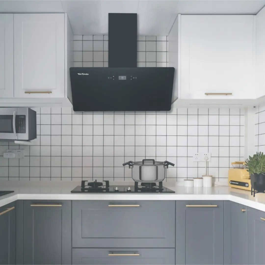 Campana MX ONDA MX-CDP2692N/60 instalada en cocina, mostrando su diseño elegante en negro, frontal abatible de cristal, iluminación LED y capacidad de extracción de 700 m³/h — disponible en Electrocash.