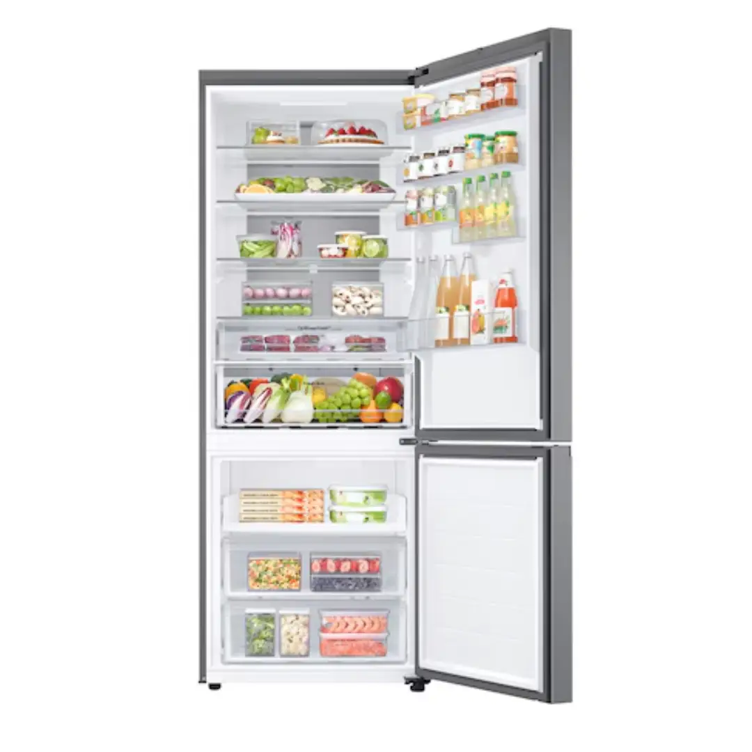 Interior del frigorífico combi Samsung RB-53DG703DSS9EF abierto, lleno de alimentos y bebidas. Amplia capacidad, iluminación LED y distribución No Frost con sistema Metal Cooling — disponible en Electrocash.