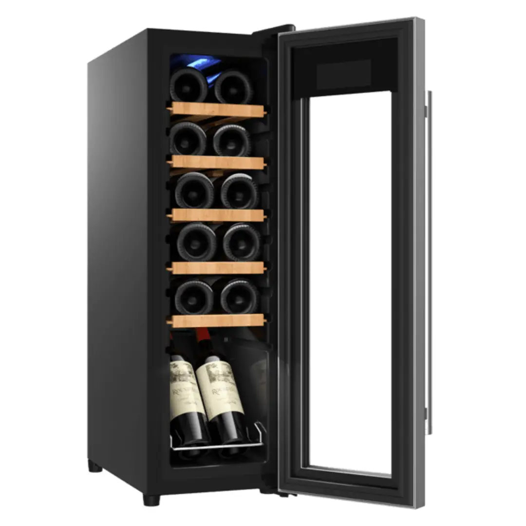 Vinoteca Cecotec GrandSommelier 1250 Inox abierta, mostrando su interior con estantes de madera, luz LED fría, capacidad para 12 botellas y control táctil superior que permite ajustar la temperatura fácilmente – imagen del interior disponible en Electrocash.
