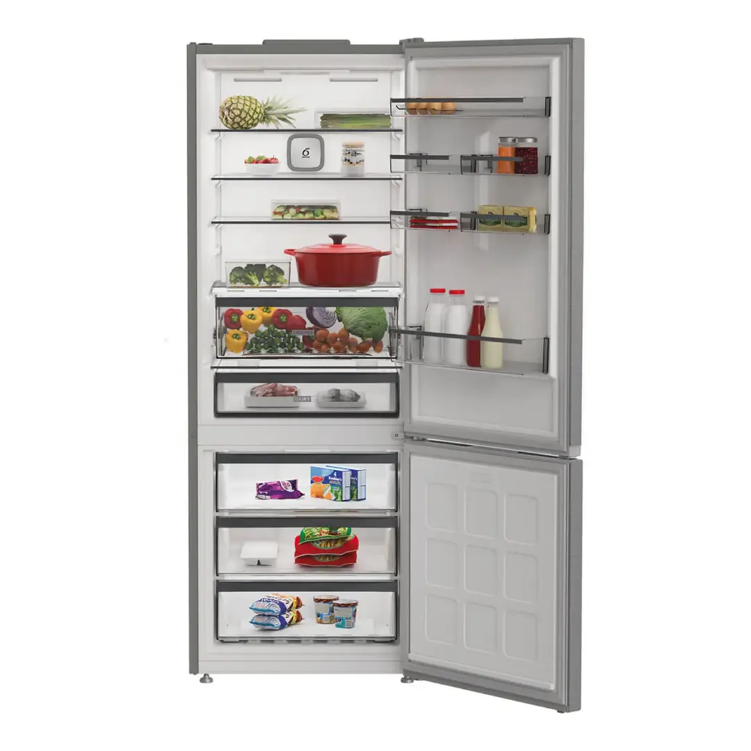 Interior del frigorífico combi Whirlpool WHK2-6493 X5E abierto, lleno de alimentos y bebidas. Amplios estantes, cajones transparentes y distribución eficiente No Frost — disponible en Electrocash.