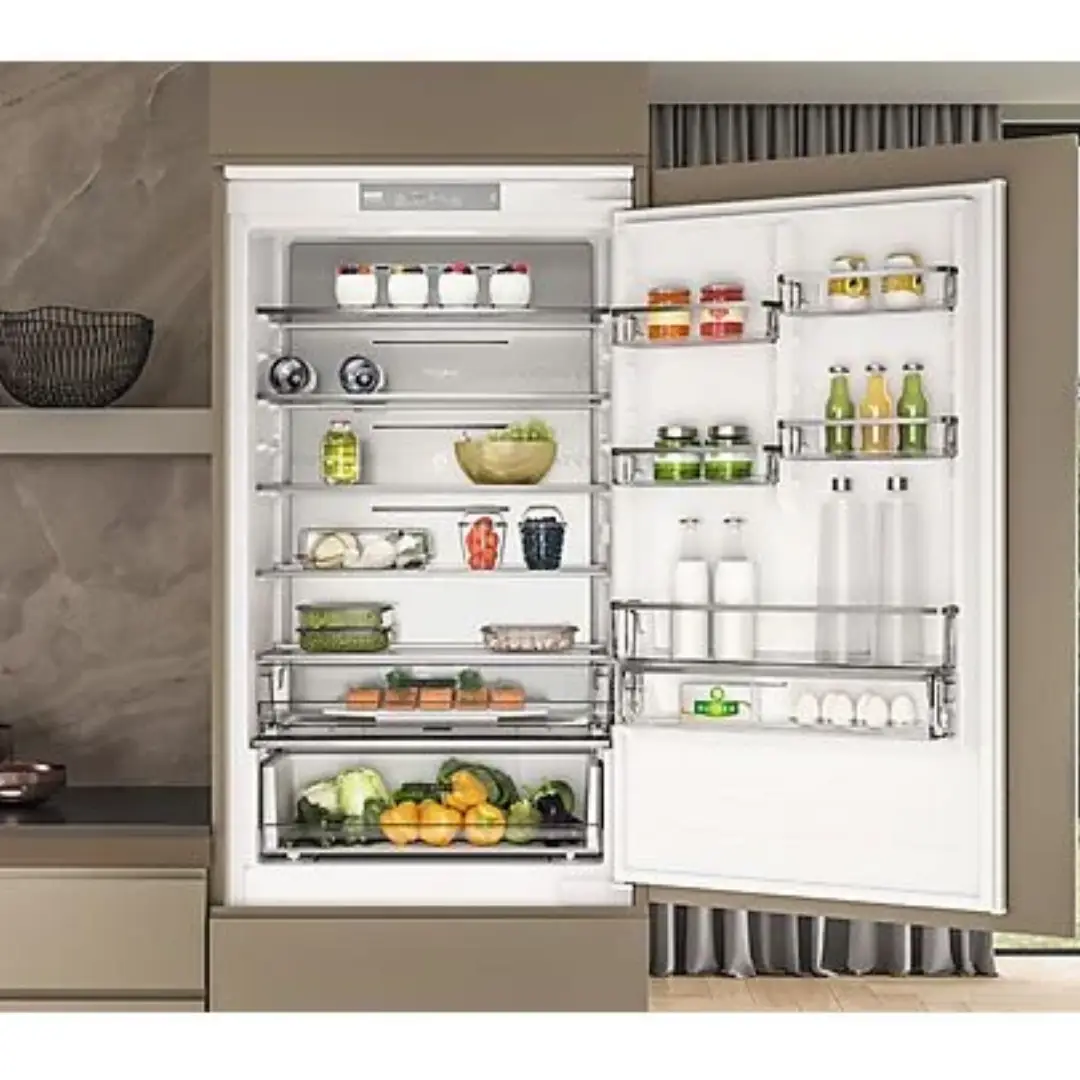 Frigorífico Whirlpool WH-SP70 T121 de integración instalado en cocina moderna, destacando su diseño elegante en blanco y gran capacidad de almacenamiento — disponible en Electrocash.