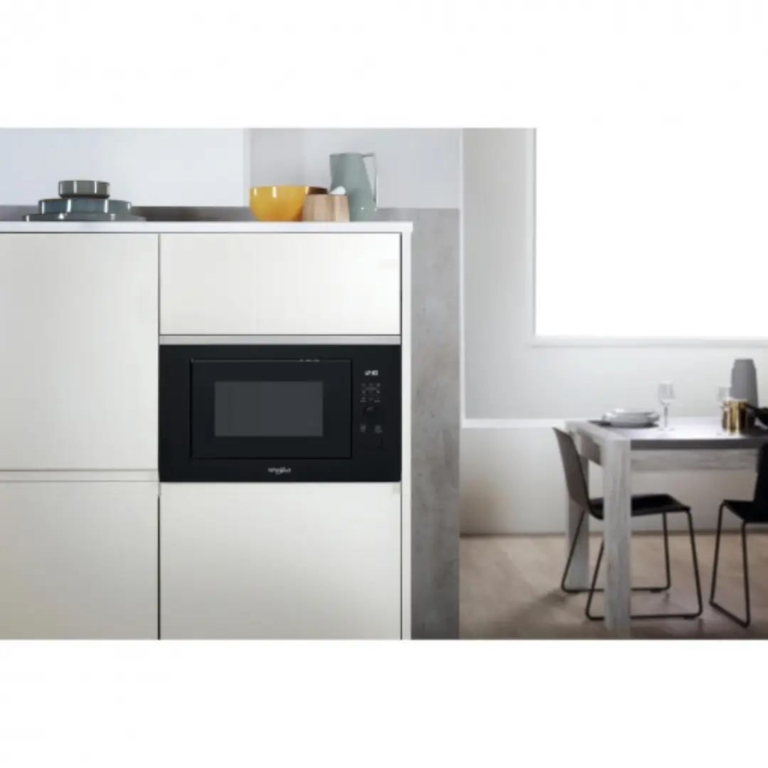 Microondas Whirlpool WMF-250G de 25 L integrado en una cocina moderna, mostrando su diseño elegante en acero inoxidable y panel de control intuitivo — disponible en Electrocash.