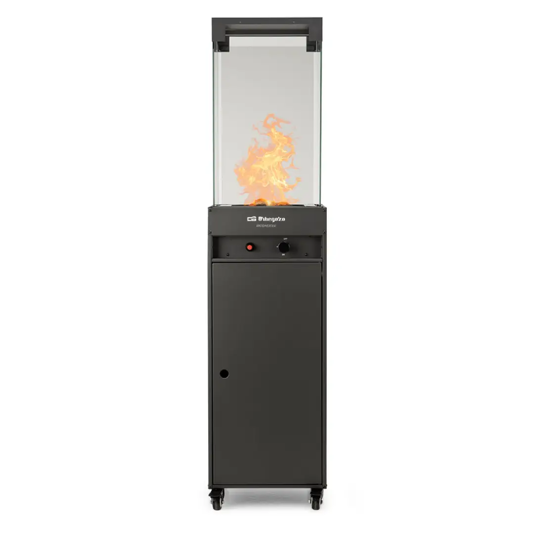 Estufa de terraza a gas Orbegozo PHE-95 en color negro con potencia de 8000W y altura de 150 cm. Diseño tipo chimenea con efecto llama, ideal para exteriores y terrazas — disponible en Electrocash.