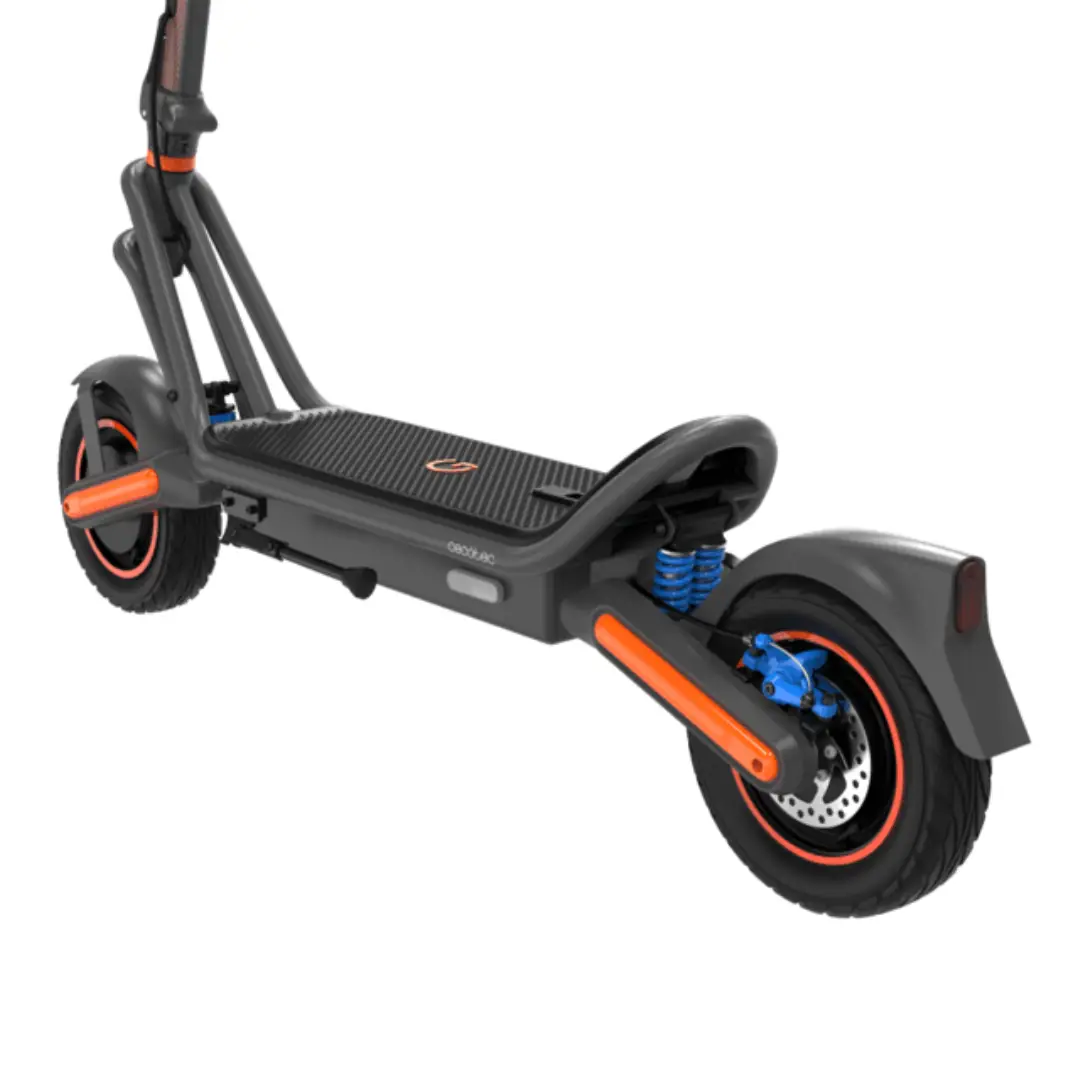 Primer plano de las ruedas y la parte inferior del patinete Cecotec Bongo GS65 XXL, mostrando la doble suspensión, motor integrado y estructura reforzada — disponible en Electrocash.