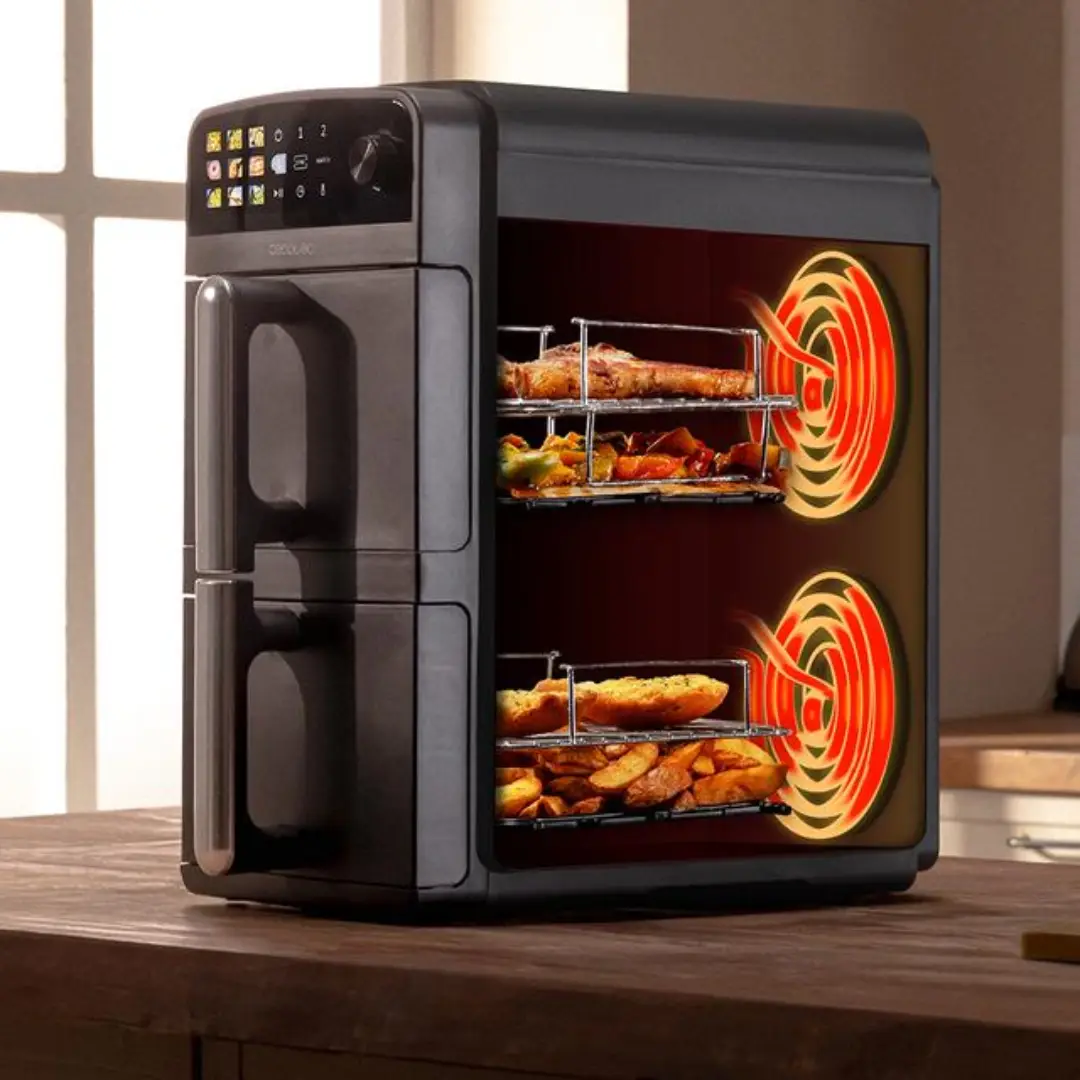 Cecofry DuoLevel 10000 de Cecotec colocada sobre una encimera de cocina, con ambas cubetas en funcionamiento preparando diferentes platos. Diseño moderno y funcional — disponible en Electrocash.