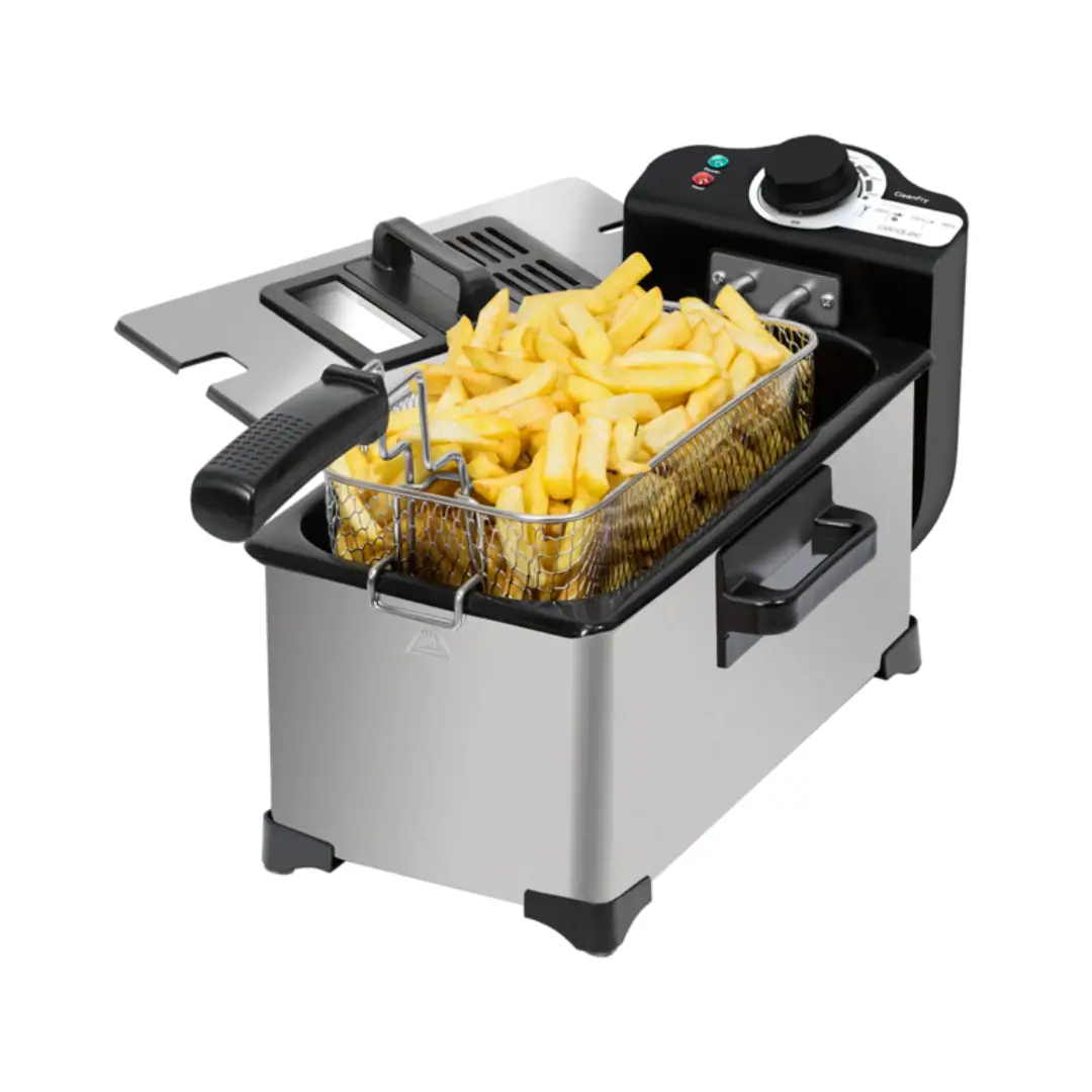 Imagen de la Cecotec CleanFry A90 en funcionamiento, mostrando la preparación de patatas fritas, tapa con ventana transparente y filtro OilCleaner activo durante la fritura.