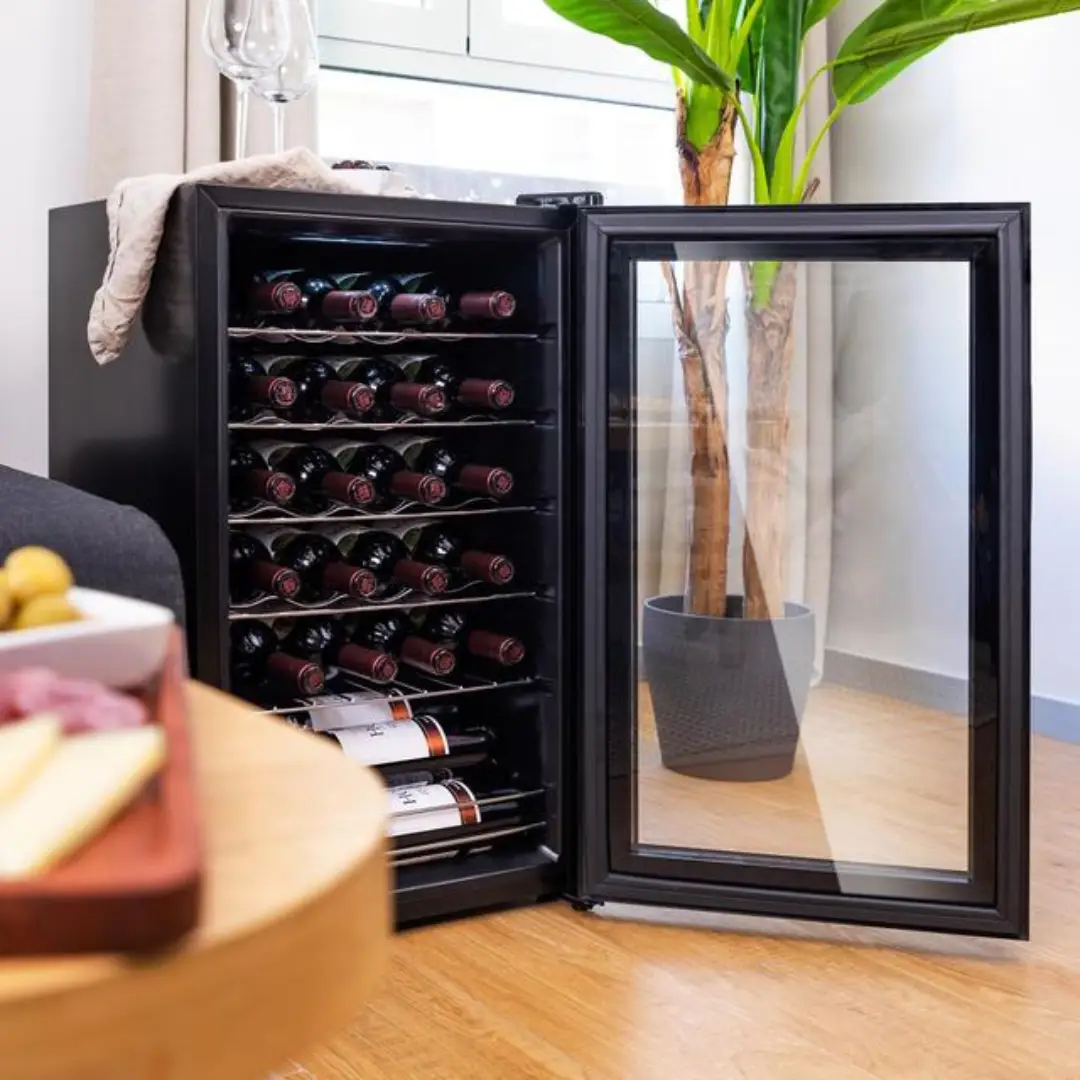 Vinoteca Cecotec GrandSommelier 2450 Negra instalada en una cocina moderna, mostrando su acabado elegante, iluminación LED interior, panel táctil y capacidad para 24 botellas, perfecta para combinar estilo y funcionalidad – imagen ambientada disponible en Electrocash.