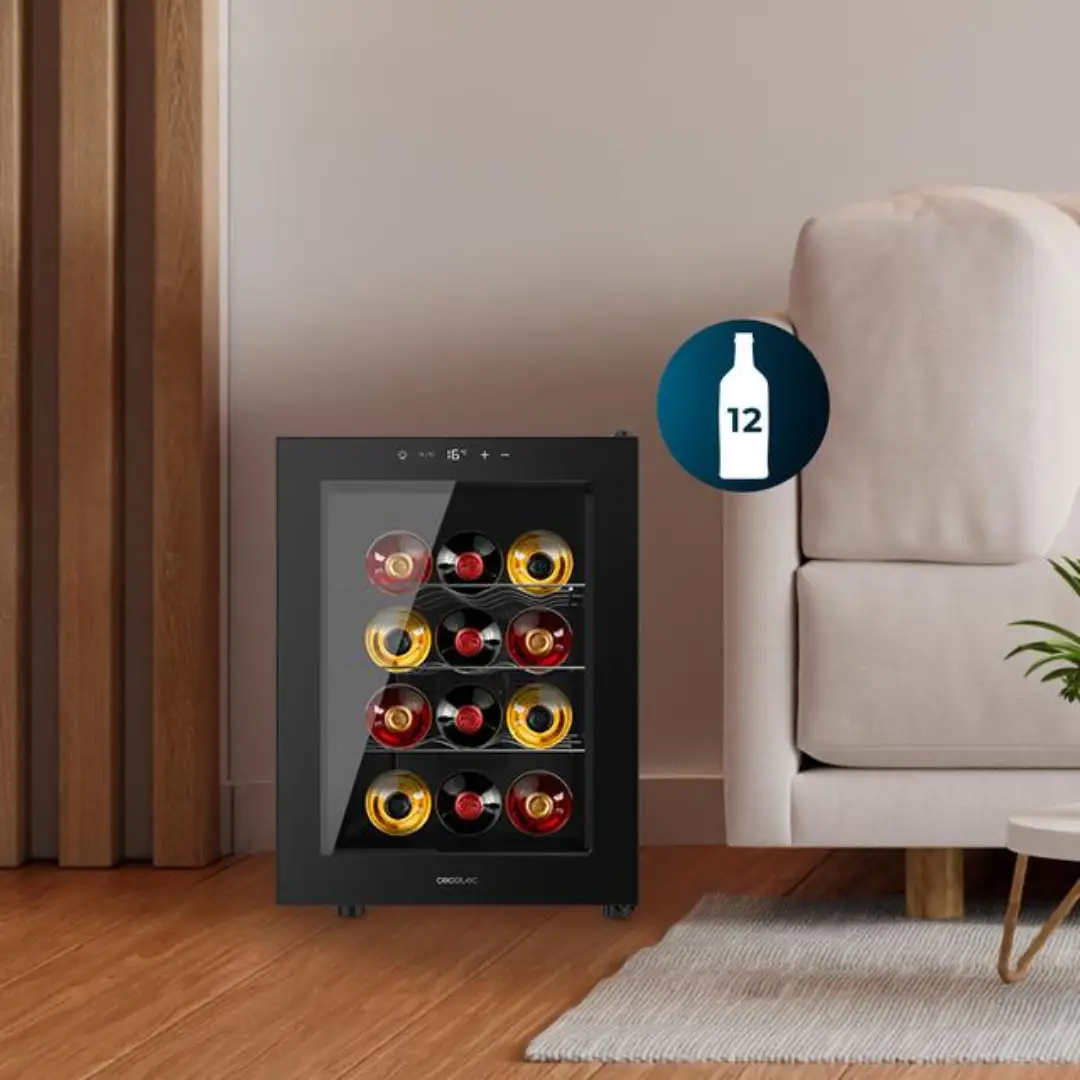 Vinoteca Cecotec GrandSommelier 1255 colocada en una cocina moderna, mostrando su acabado negro elegante, panel táctil LED superior, luz interior LED y capacidad para 12 botellas, combinando estilo y funcionalidad – imagen ambientada en Electrocash.