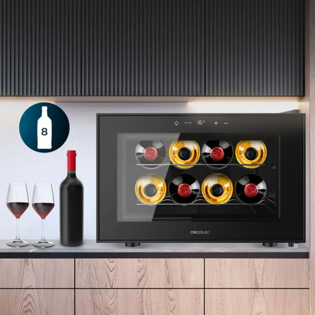 Vinoteca Cecotec GrandSommelier 800H instalada en una cocina moderna, mostrando su diseño horizontal, panel táctil con temperatura regulable, luz LED interior y capacidad para 8 botellas, perfecta para mantener el vino siempre listo – imagen ambientada en Electrocash.