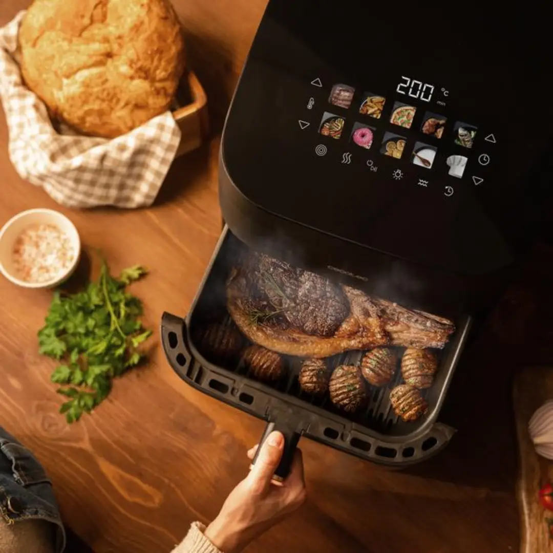 Cecofry Smokin’ 6500 Journey de Cecotec en funcionamiento sobre una encimera, ahumando y cocinando alimentos con su diseño elegante y moderno — disponible en Electrocash.