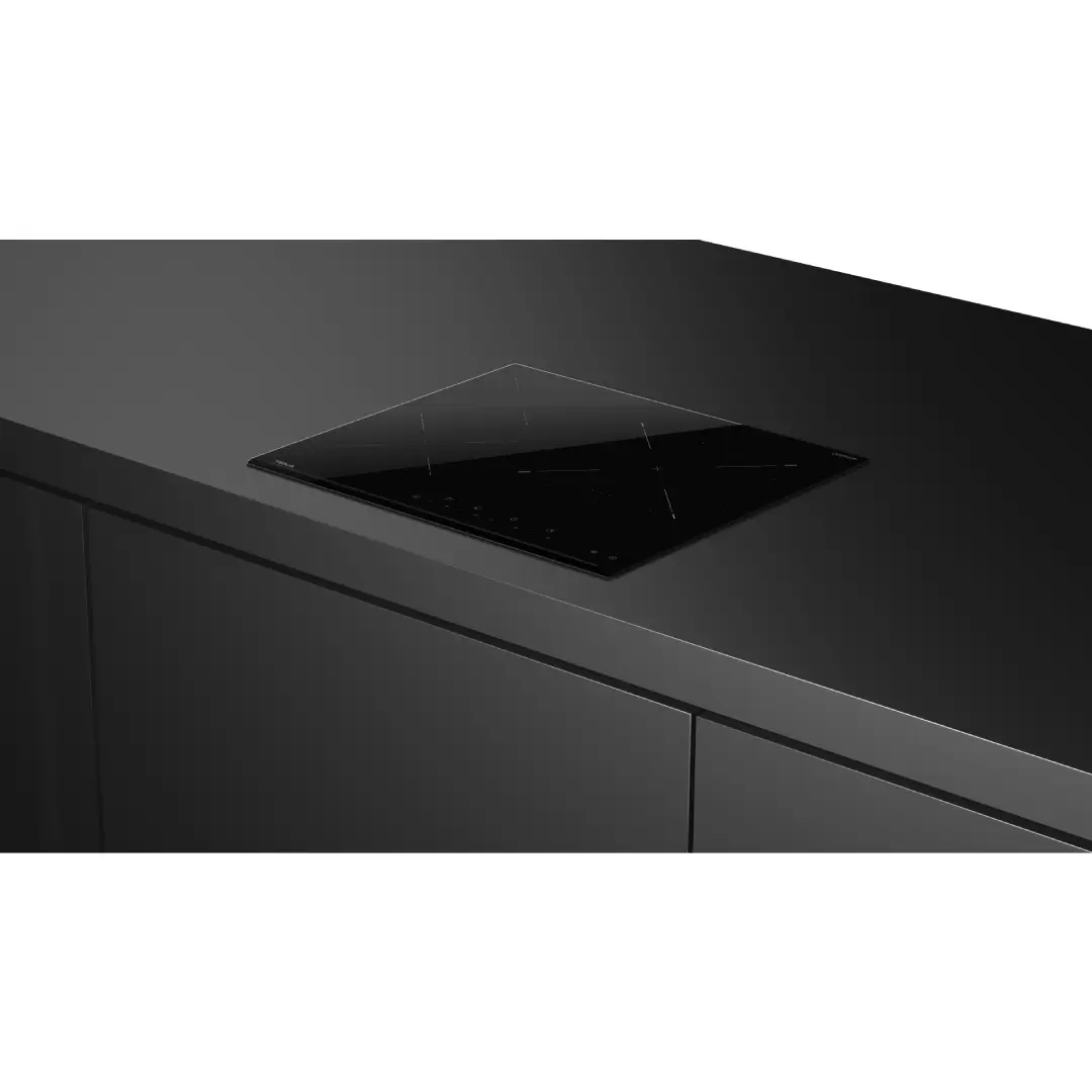 Imagen ambientada mostrando la placa vitrocerámica Teka TZC-63120 integrada en una cocina moderna, destacando su diseño elegante y su cristal biselado de alta calidad, disponible en Electrocash.