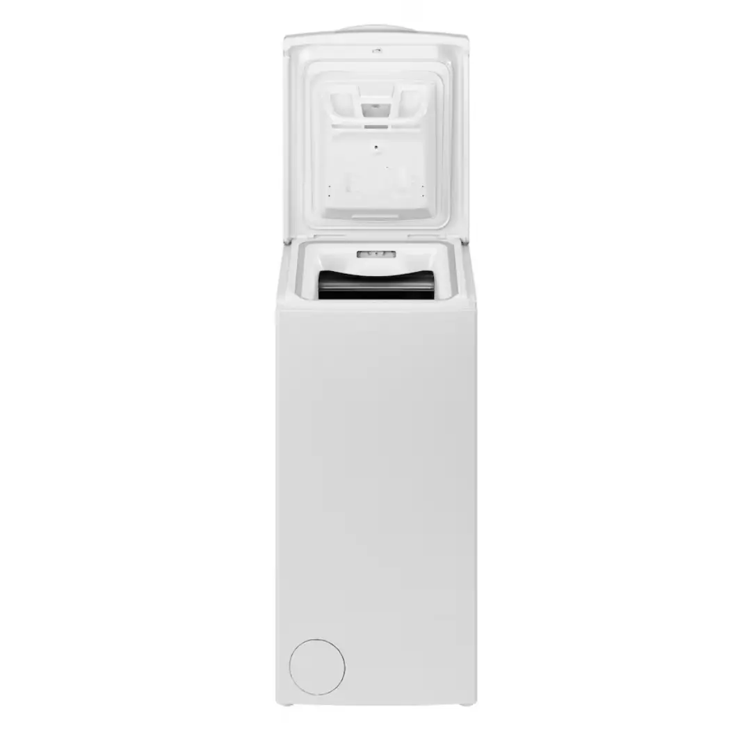 Vista de la lavadora Indesit BTW L60400 SP/N abierta, mostrando su tambor de carga superior y diseño compacto ideal para espacios reducidos — disponible en Electrocash.