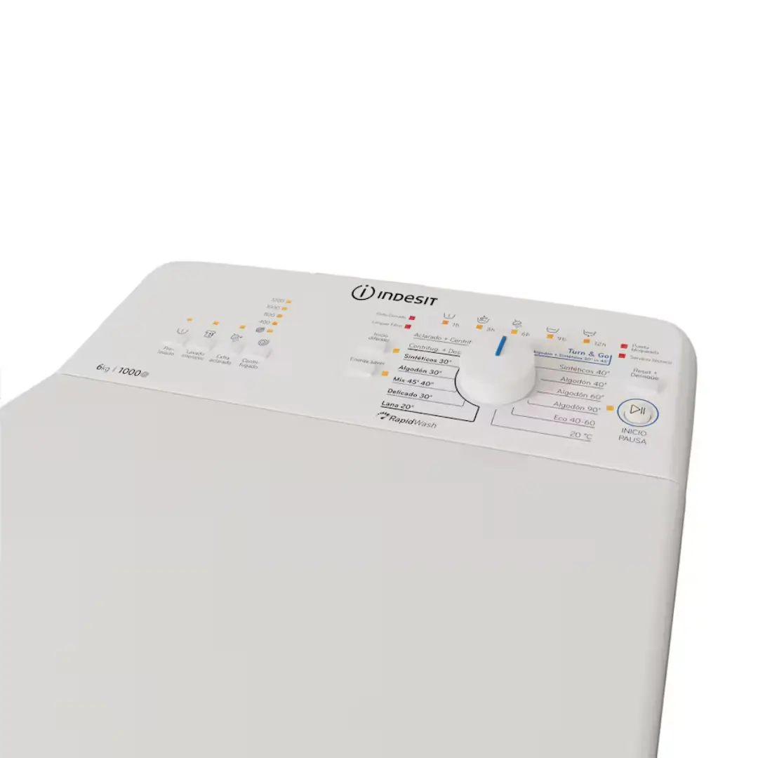 Detalle del panel de control de la lavadora Indesit BTW L60400 SP/N, con mandos giratorios intuitivos y programas de lavado eficientes — disponible en Electrocash.