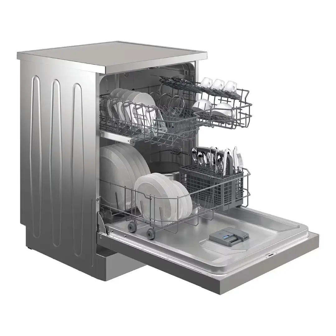 Interior del lavavajillas Indesit IN2FE 13DT9S abierto, mostrando las bandejas cargadas con platos, vasos y cubiertos. Capacidad total para 13 cubiertos y diseño funcional — disponible en Electrocash.