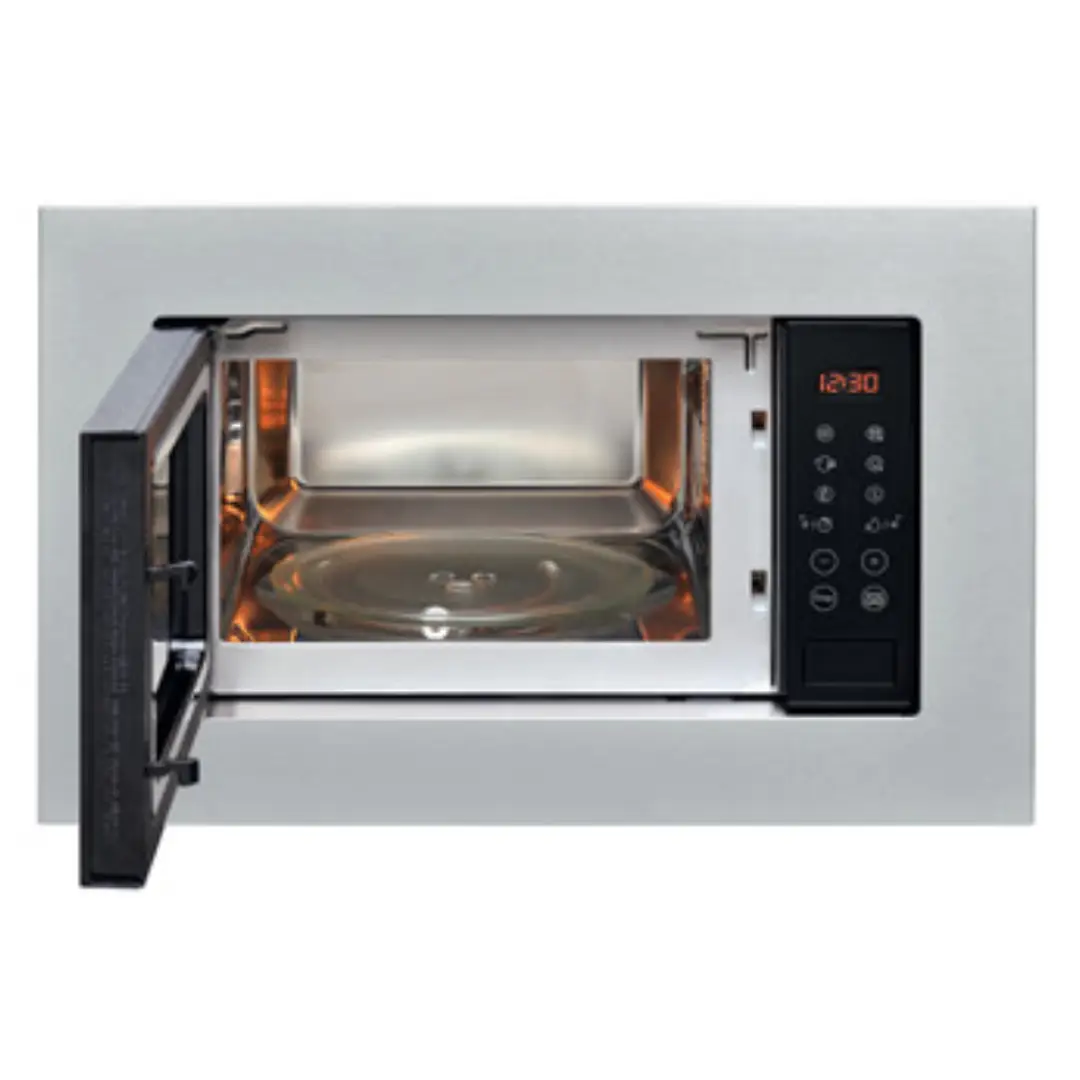Vista interior del microondas Indesit MWI 120 GX mostrando su cavidad amplia con grill de cuarzo y rejilla metálica, ideal para calentar, gratinar y cocinar con eficiencia – disponible en Electrocash.