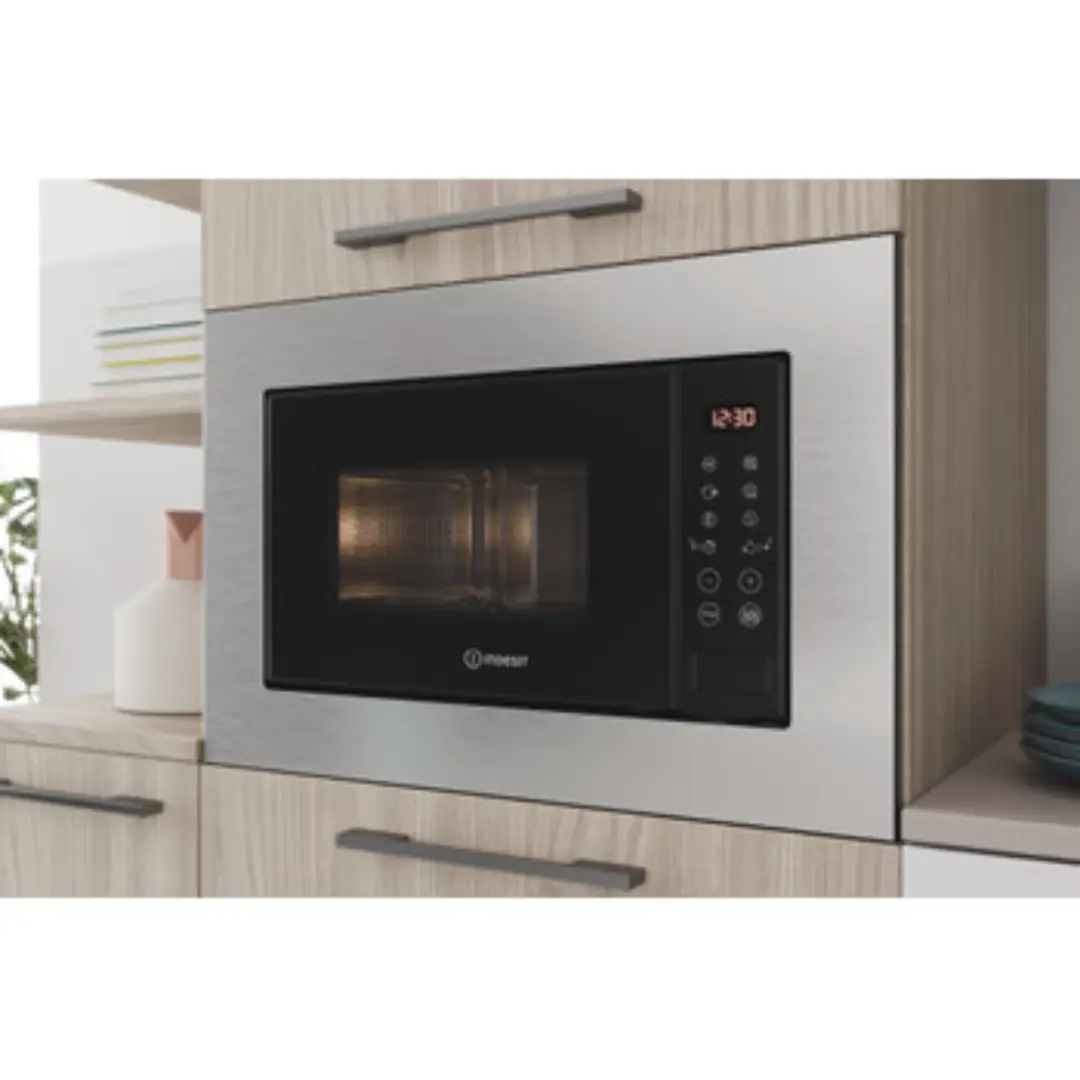 Microondas Indesit MWI 120 GX Inox instalado en una cocina moderna, mostrando su integración elegante y acabado premium que combina con otros electrodomésticos encastrables – disponible en Electrocash.