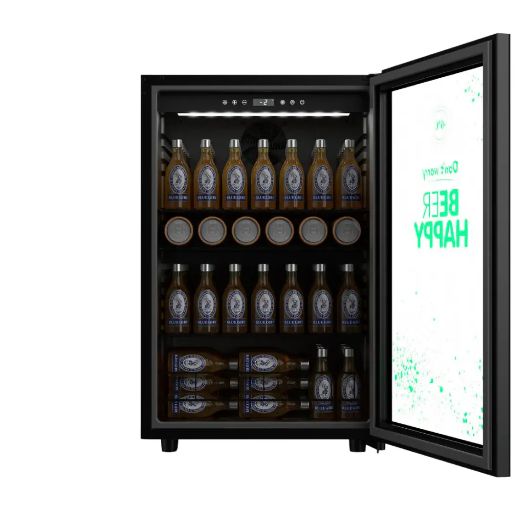 Imagen de la birrateca HTW HTW-NV-120BC abierta y completamente llena de latas, mostrando su amplia capacidad, bandejas interiores e iluminación RGB.