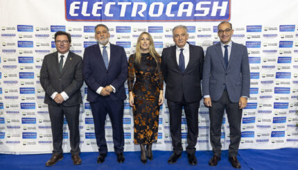 De izq. a dcha: Guillermo Santamaría (Consejero de Economía, Empleo y Transformación Digital Junta de Extremadura), Pedro Piñero Lemus (Director Gerente de Euro Electrodomésticos Extremadura), María Guardiola (Presidenta de la Junta de Extremadura), Francisco Piñero Lemus (CEO de Euro Electrodomésticos Extremadura) y Rafael Mateos (Alcalde de Cáceres)