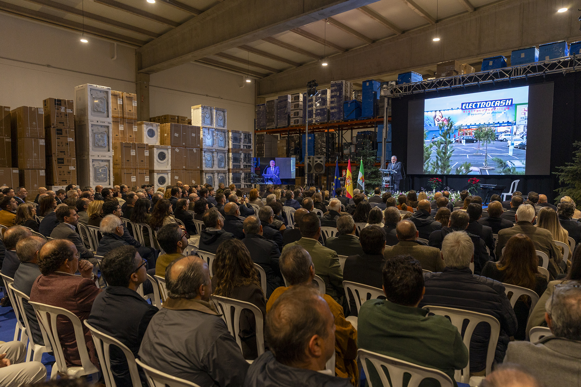 Intervención de Francisco Piñero Lemus (CEO de Euro Electrodomésticos Extremadura) durante el acto de inauguración.