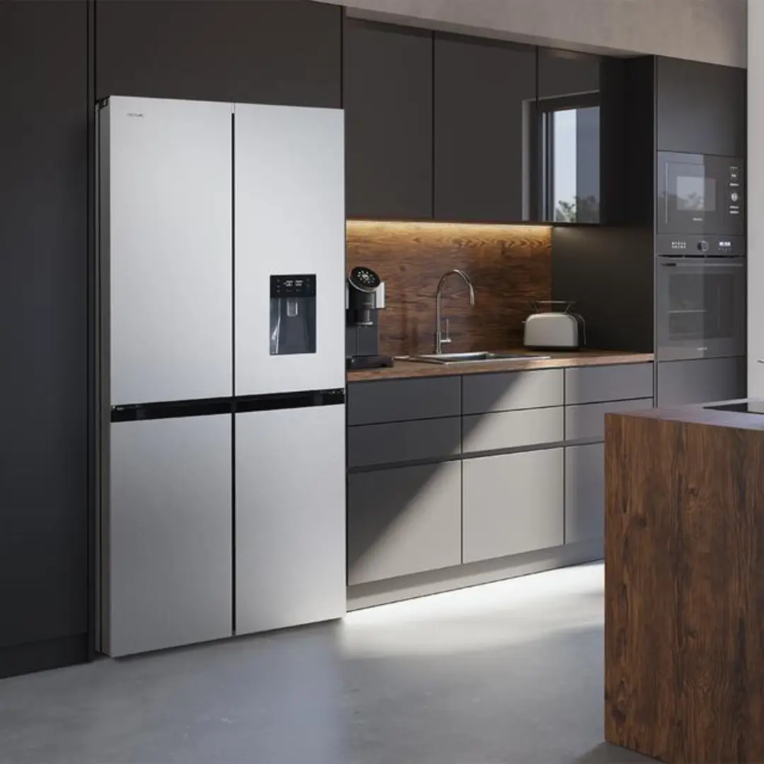 Frigorífico americano Cecotec Bolero CoolMarket 4D Inox colocado en una cocina moderna, mostrando su diseño elegante de acero inoxidable y cómo se integra perfectamente en el espacio.