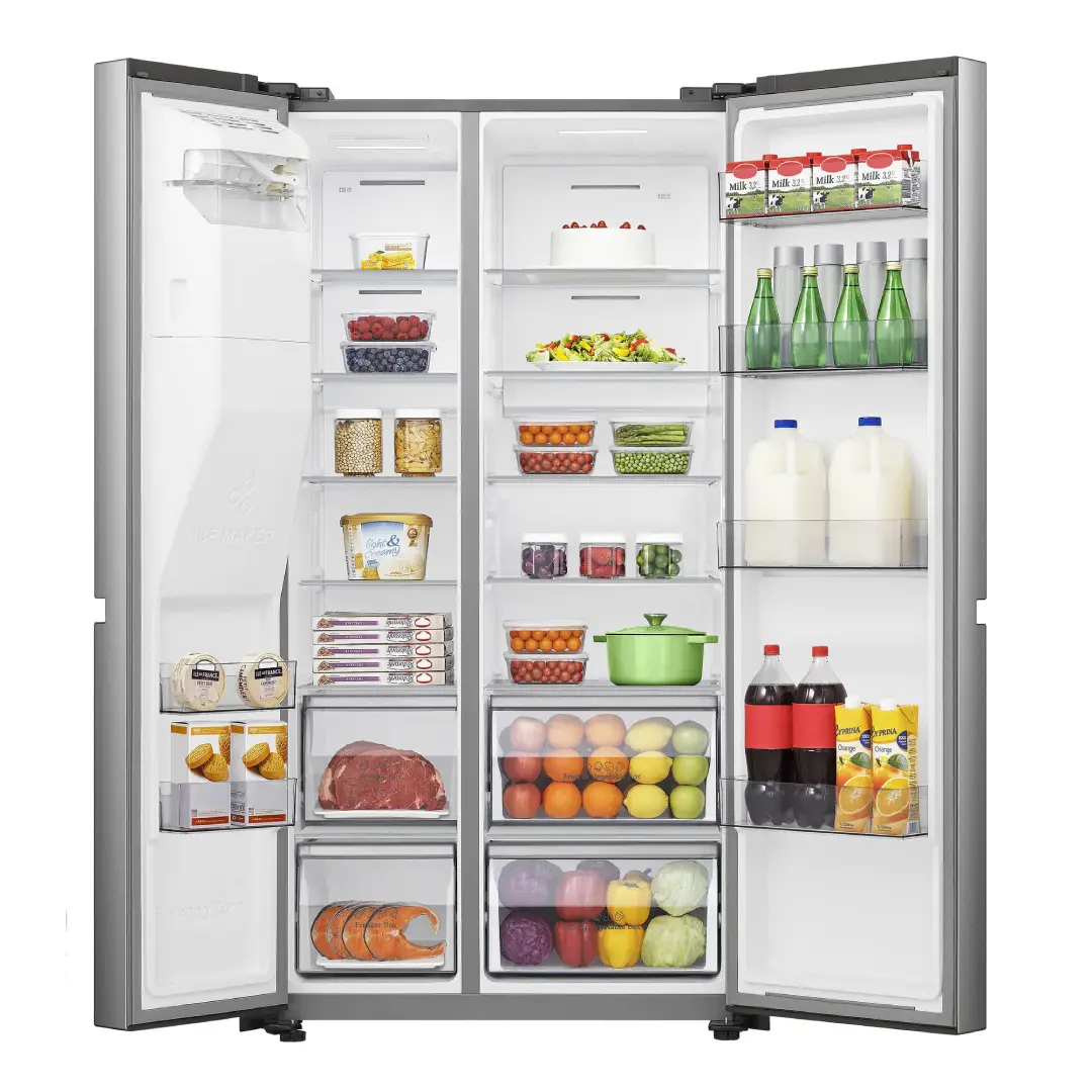 Imagen del frigorífico americano Hisense RS818N4IIE1 abierto, mostrando el interior lleno con alimentos y bebidas organizados en estantes y cajones.