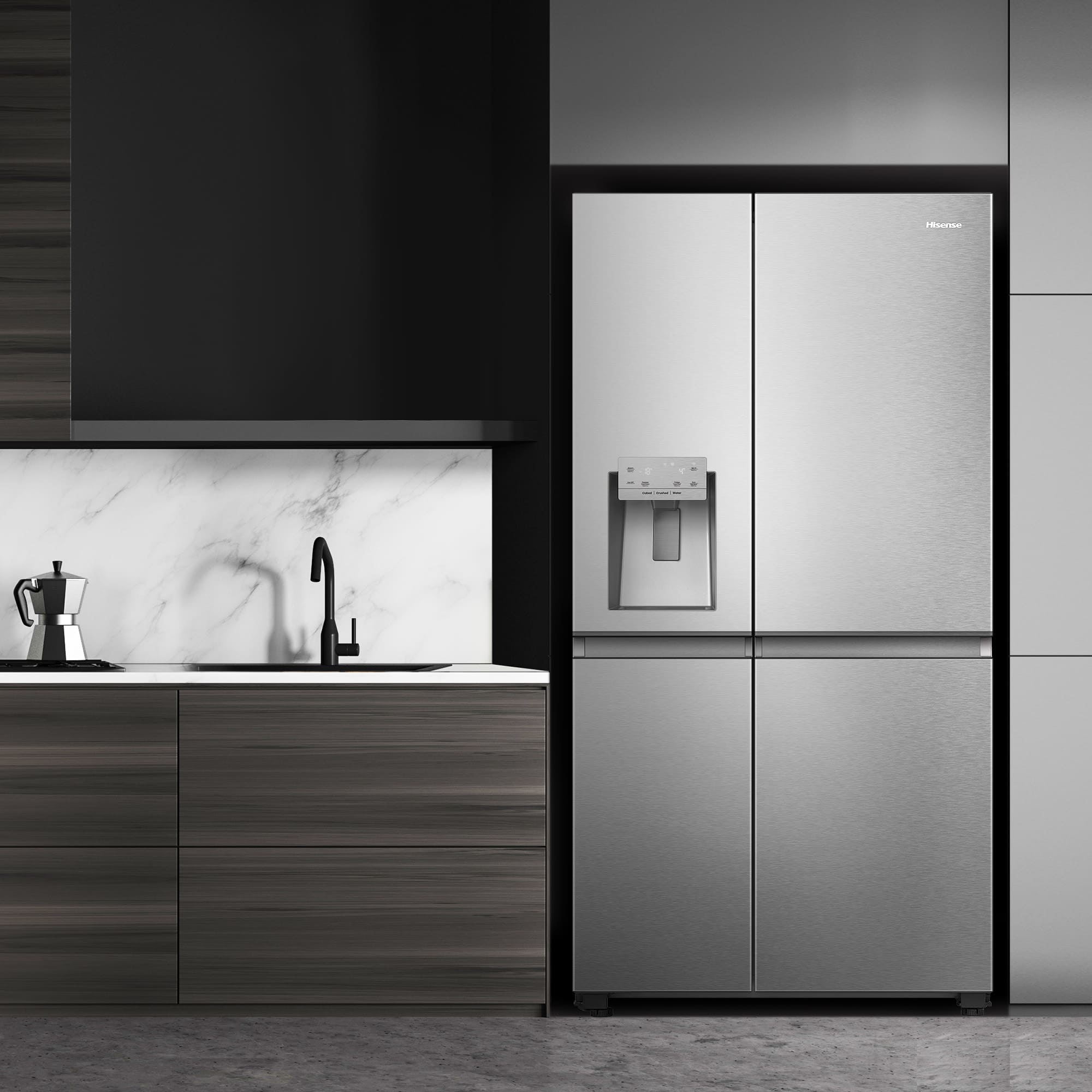 Imagen del frigorífico americano Hisense RS818N4IIE1 en acero inox colocado en una cocina moderna, mostrando cómo se integra en el espacio y su diseño elegante.