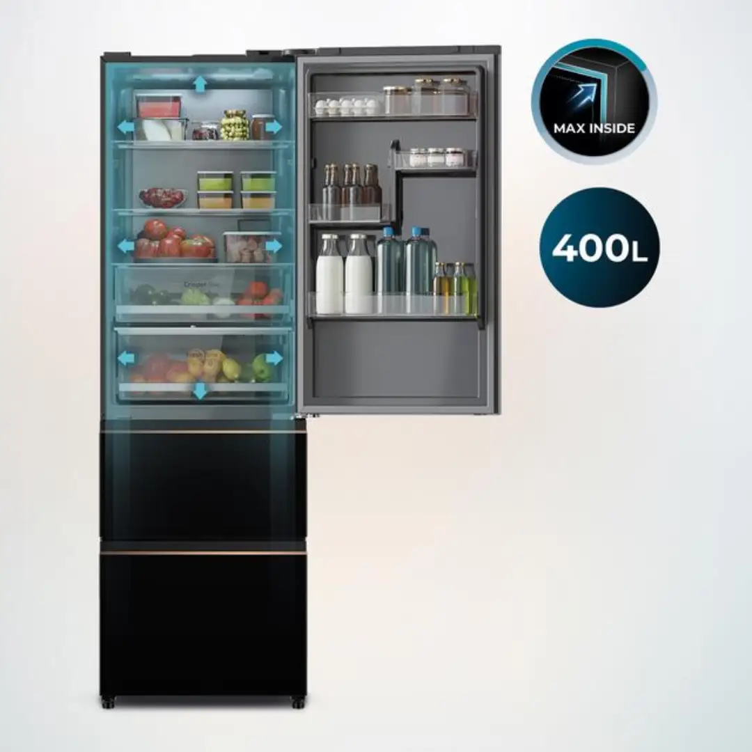 Interior del combi Cecotec FD 400 Cristal Negro completamente abierto y lleno, mostrando estantes, cajones y balconeras, distribución práctica y espaciosa para alimentos.