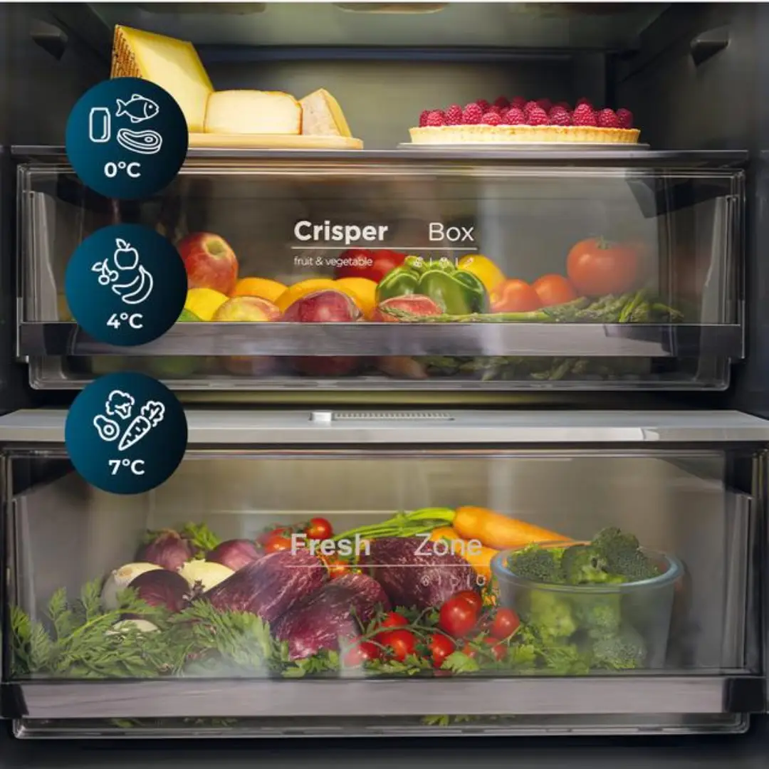 Cajones del combi Cecotec FD 400 Cristal Negro llenos de alimentos, mostrando su capacidad y organización interior, ideal para conservar frutas y verduras frescas.
