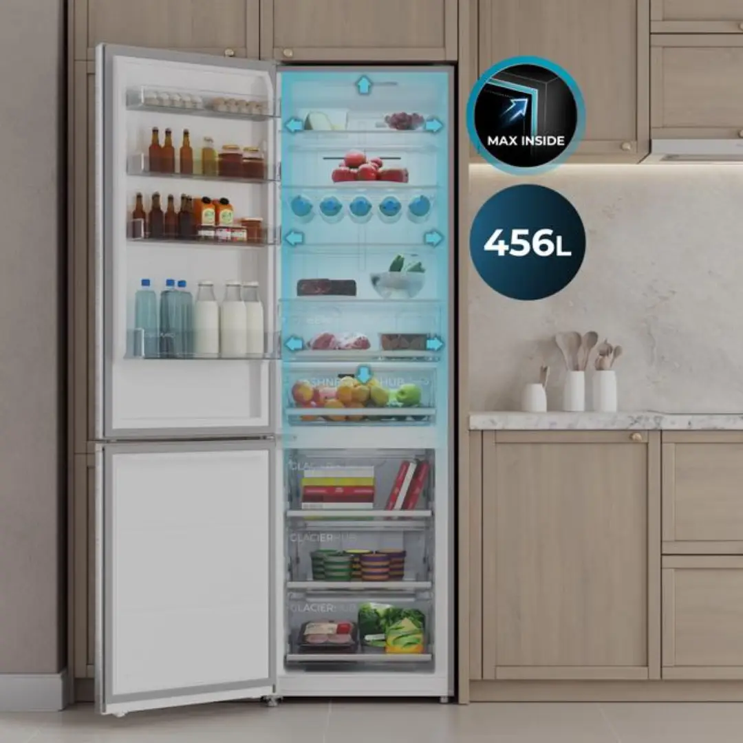 Combi Cecotec Bolero CoolMarket 456 Inox colocado en una cocina moderna y lleno de alimentos, mostrando su capacidad, organización interior y diseño elegante.