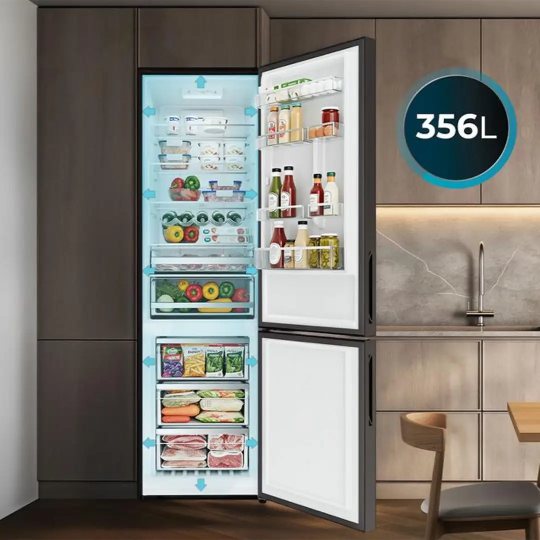 Imagen del frigorífico combi Cecotec A01_EU01_120296 en cristal negro colocado en una cocina moderna, lleno de alimentos y bebidas, mostrando su capacidad de 356 litros.