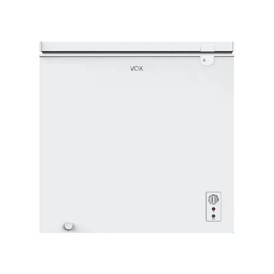 Imagen frontal del congelador horizontal VOK EVF-194CDEW en color blanco, con capacidad de 194 litros, clasificación energética E y luz LED interior.