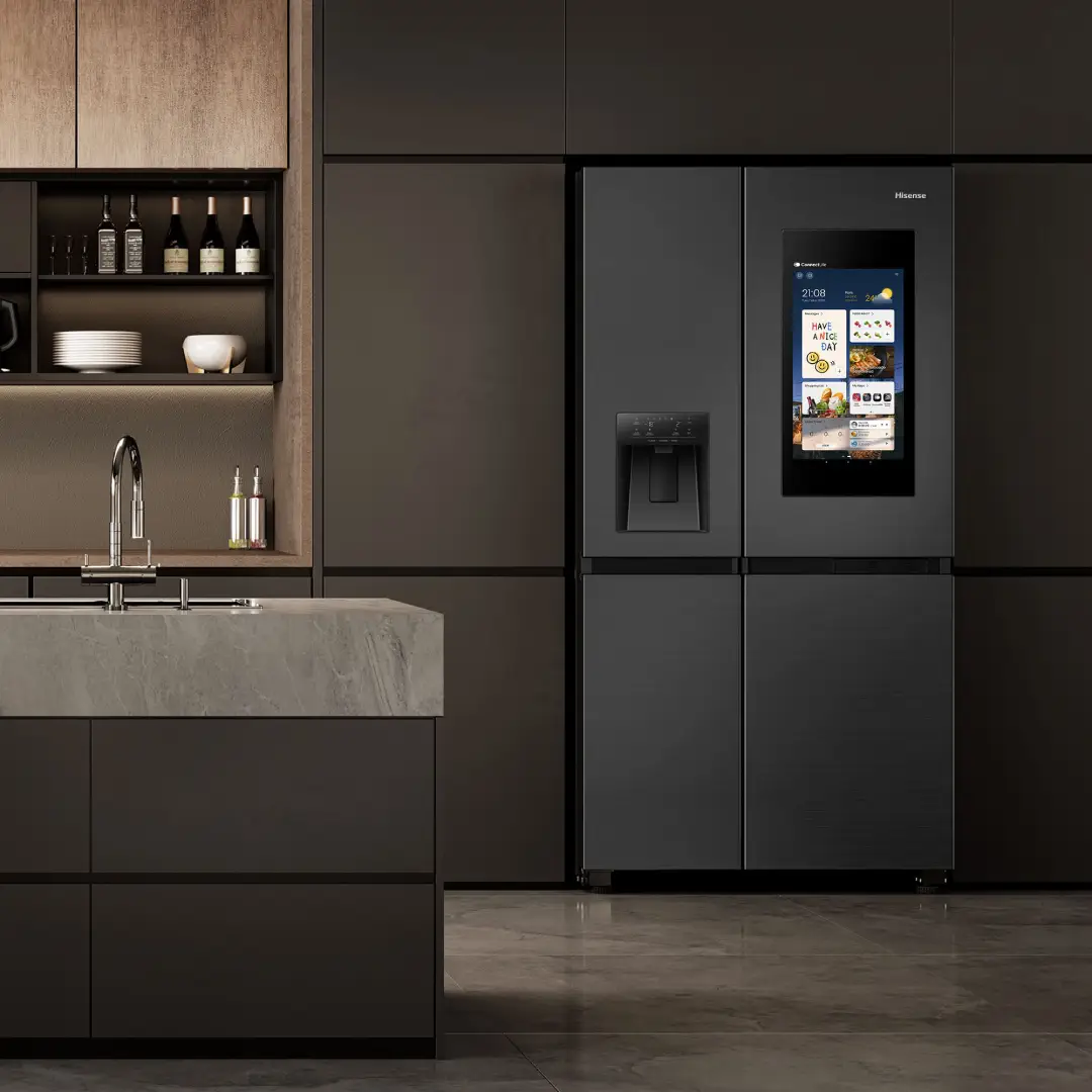 Imagen del frigorífico americano Hisense RS-9P628GPFE en color negro colocado en una cocina moderna, mostrando su integración y presencia Side by Side.