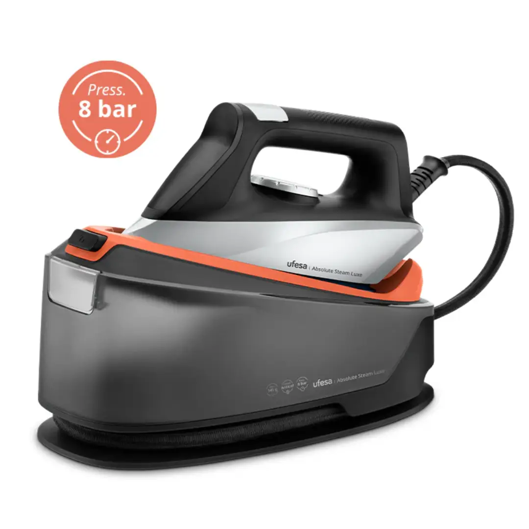 Imagen frontal del centro de planchado Ufesa Absolute Steam Luxe, con potencia de 2400 W, suela de cerámica y golpe de vapor de 345 g/min para un planchado rápido y profesional.