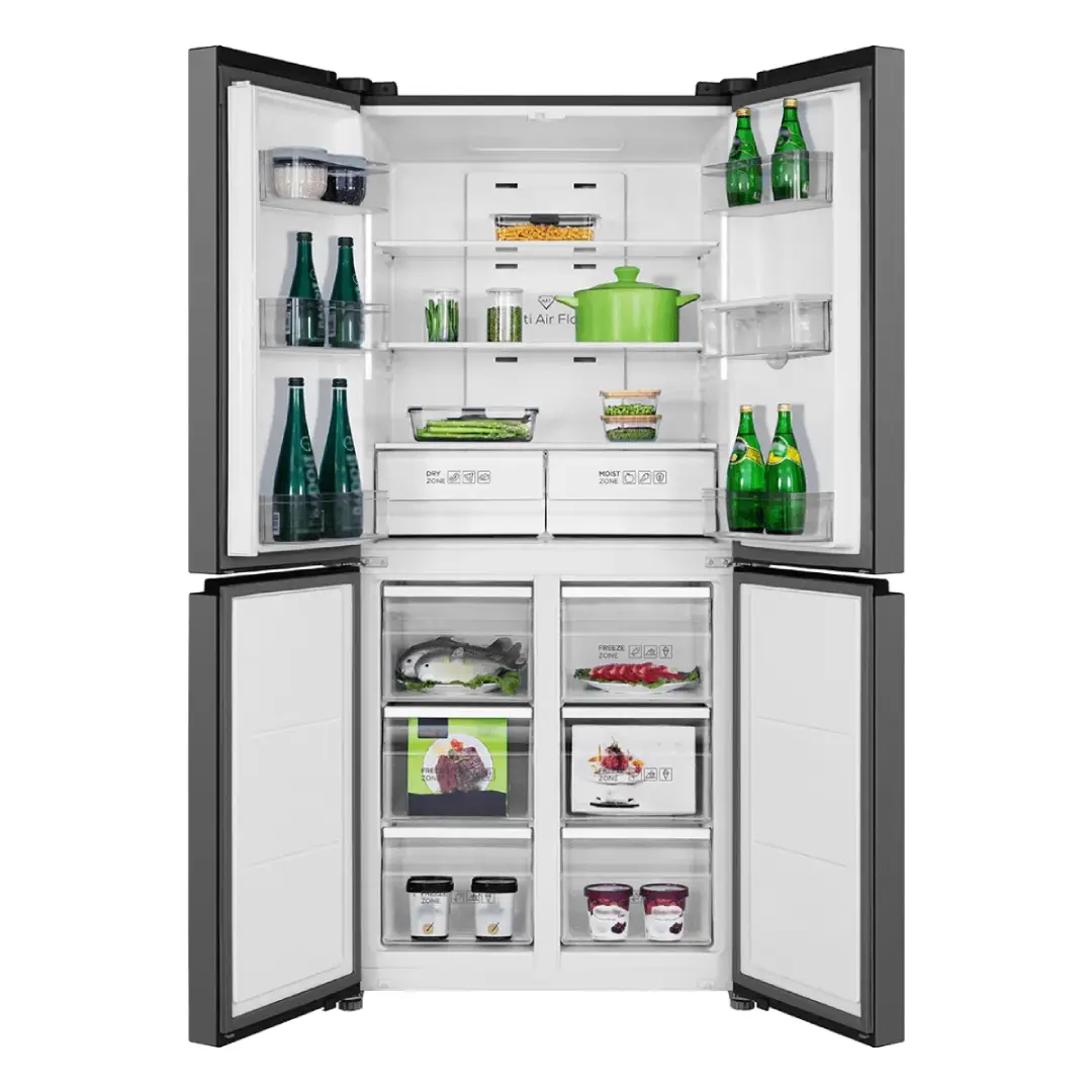 Imagen del interior del frigorífico TCL RP-466CSE1 Cube completamente lleno, mostrando estantes, cajones y compartimentos de refrigeración y congelación.