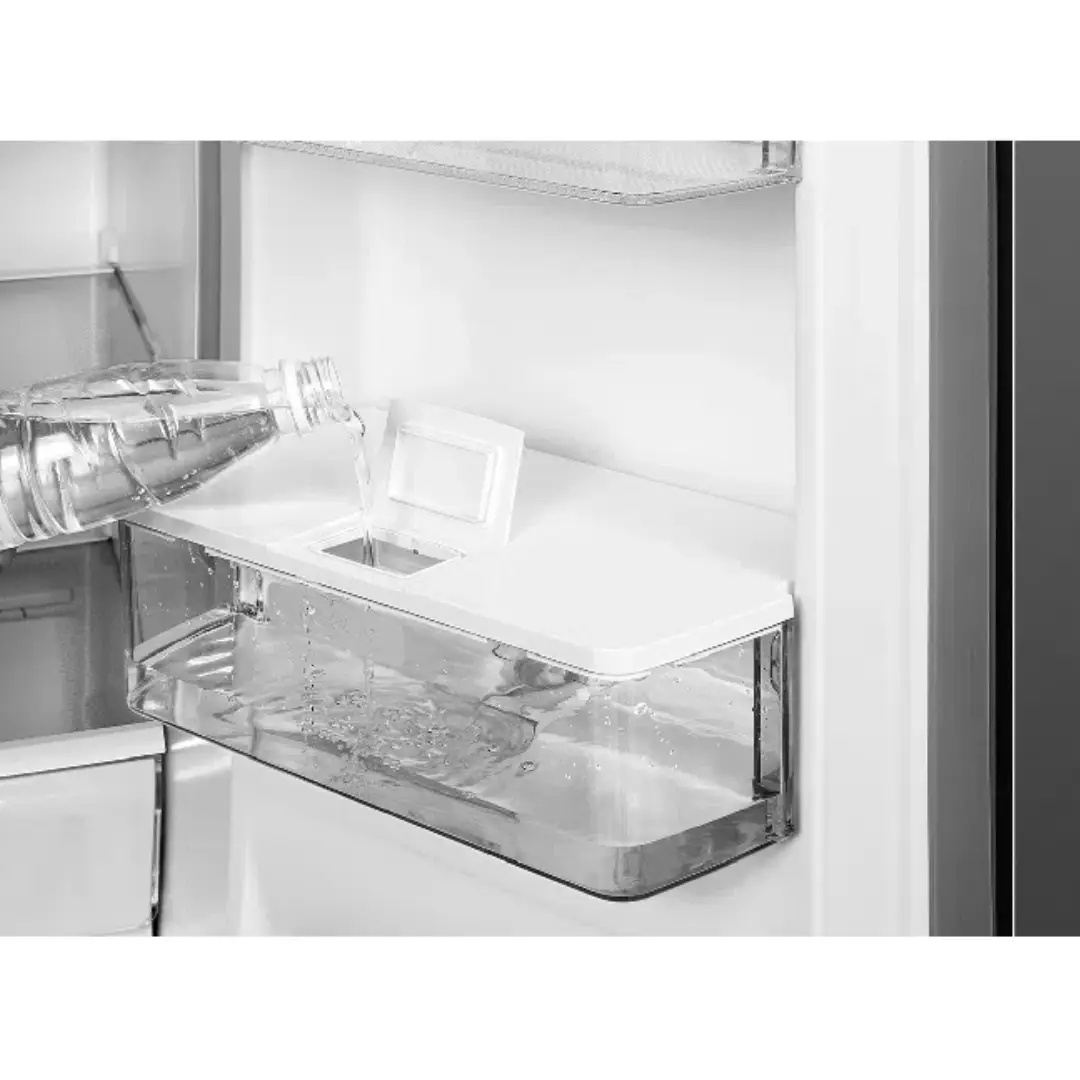 Imagen del depósito de agua del frigorífico TCL RP-466CSE1 Cube, mostrando el sistema interno que alimenta el dispensador de agua.