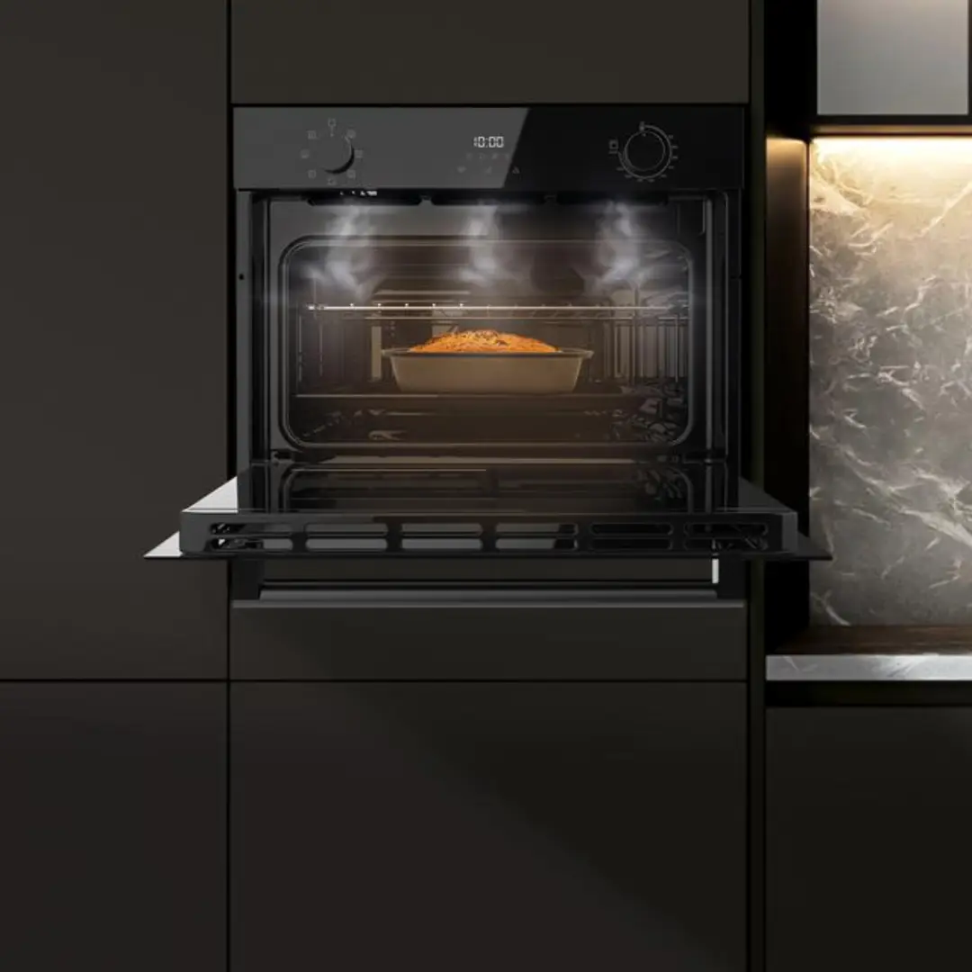 Imagen del horno integrable Cecotec Bolero Hexa M224500 (01328) con la puerta abierta, mostrando el interior de 53 litros, bandeja y parrilla.