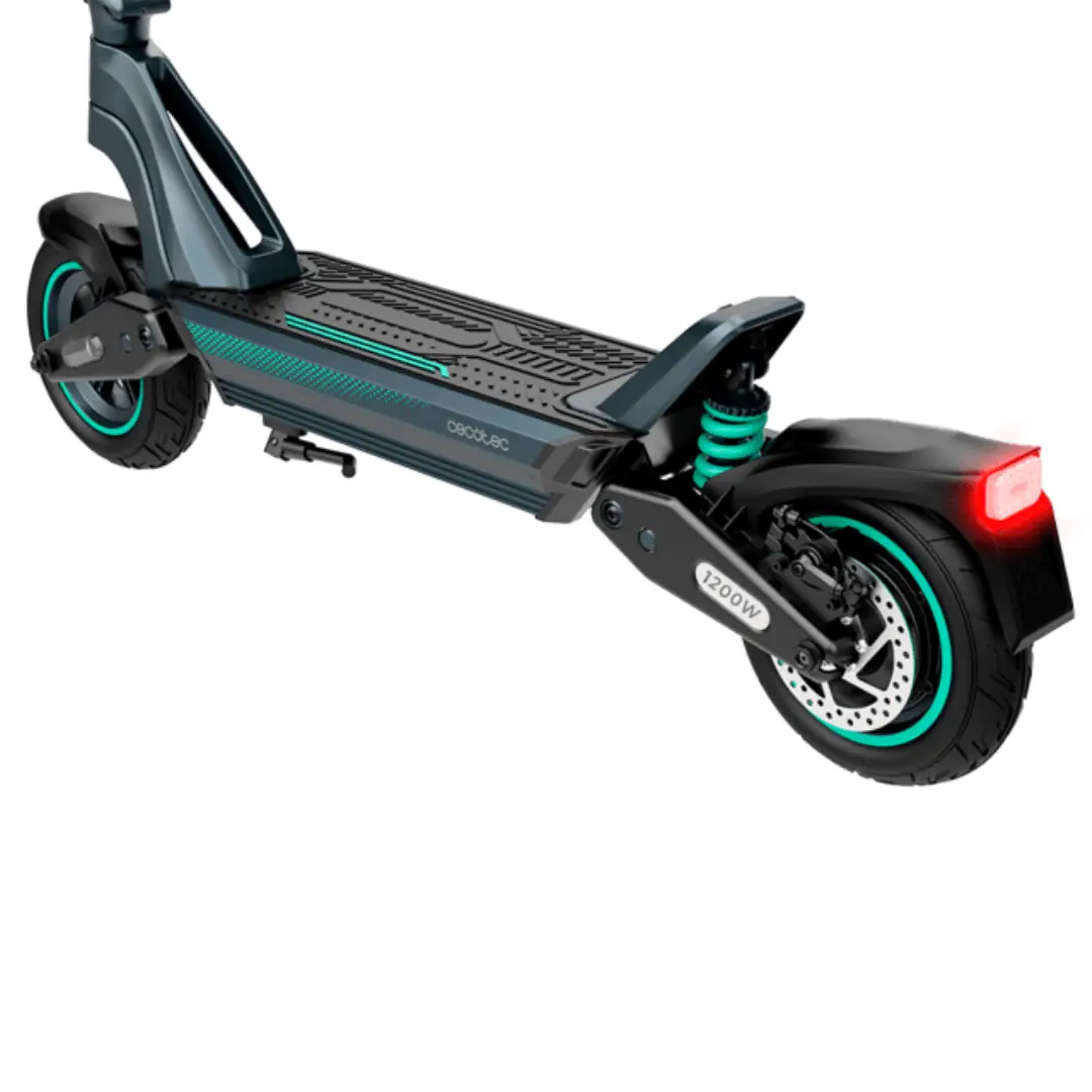 Primer plano de las ruedas y detalles del patinete Cecotec Y65 Connected 09274, mostrando neumáticos de 10 pulgadas, frenos y construcción de la base.