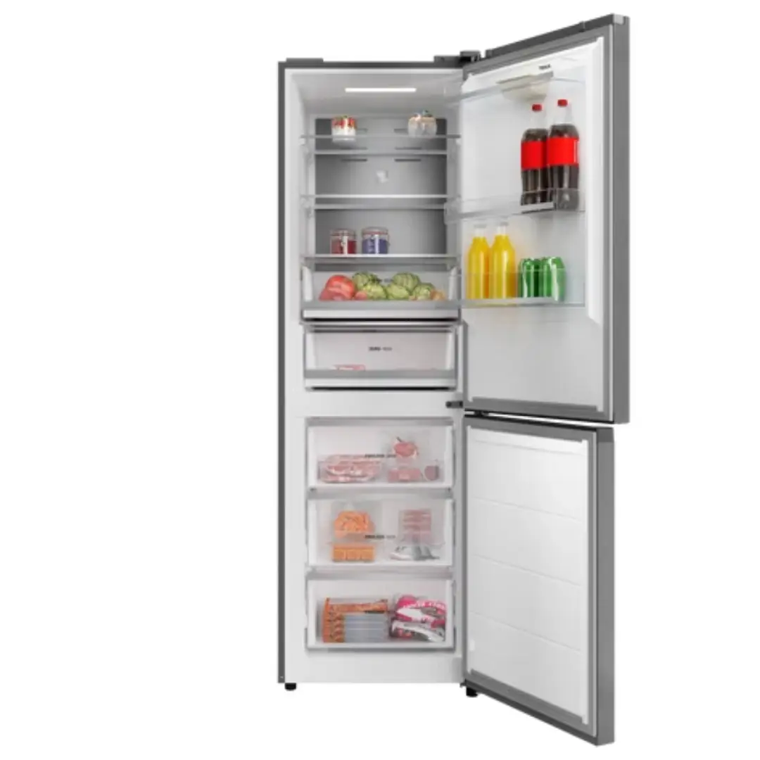 Imagen del frigorífico combi Teka RBF-84680 SS con la puerta abierta y lleno de alimentos, mostrando la distribución de estantes y cajones FreshBox y ZeroBox.