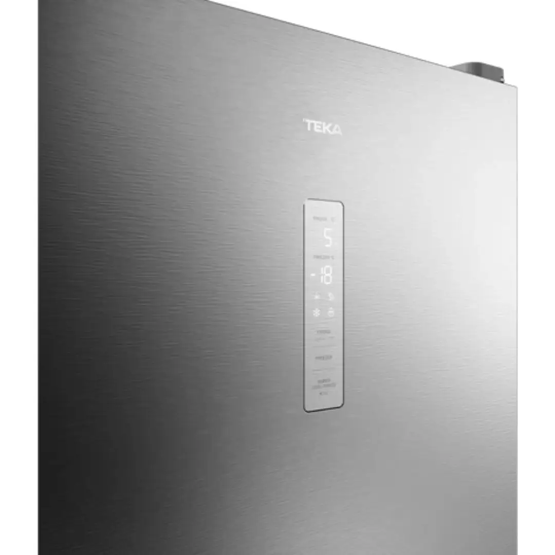Primer plano del panel de control del frigorífico combi Teka RBF-84680 SS, mostrando la pantalla y los ajustes de temperatura.