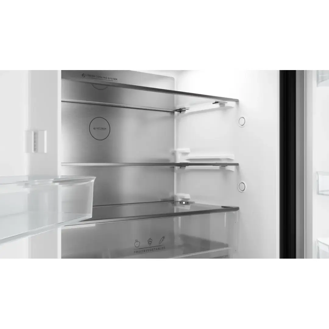 Primer plano del interior del frigorífico americano Teka RFD-77825 SS EU, destacando los cajones FlexZone, Fresh Box XXL y acabados interiores de alta calidad.