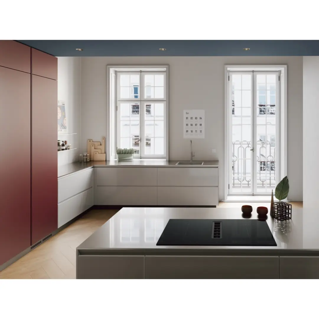 placa de inducción Mepamsa Indu Value instalada en cocina con campana integrada en funcionamiento y utensilios de cocina
