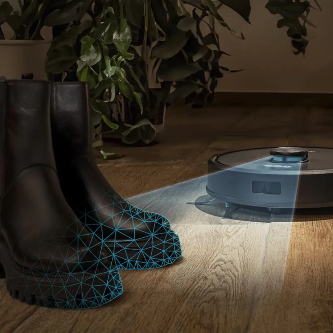 Imagen del robot aspirador Cecotec A01_EU01_114516 en funcionamiento, mostrando su eficiencia limpiando suelos de diferentes tipos y esquinas de la casa.