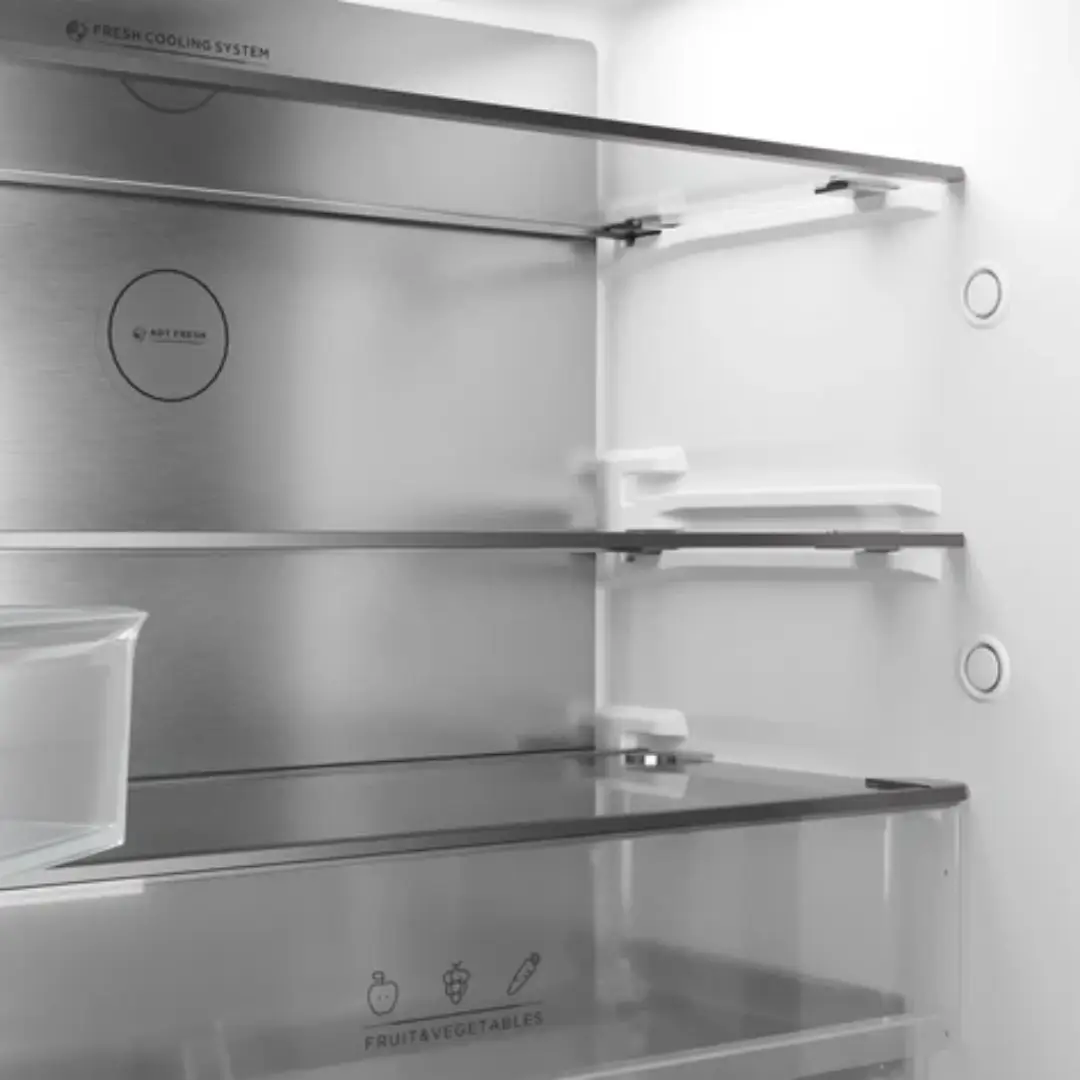 detalle de los cajones del frigorífico Teka RFD-77825 GBK EU con compartimentos para alimentos frescos y organización interior